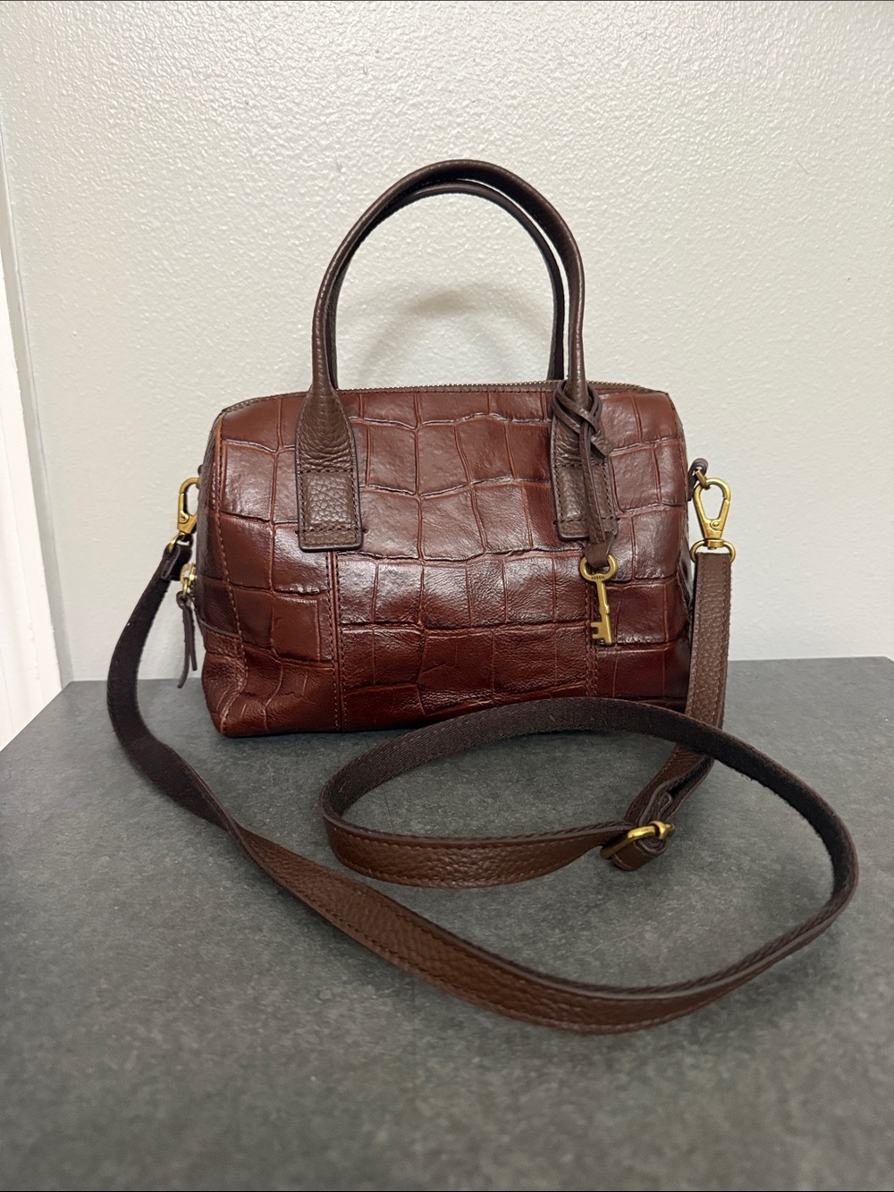 Preloved Fossil embossed leather satchel crossbody bag. Vintage